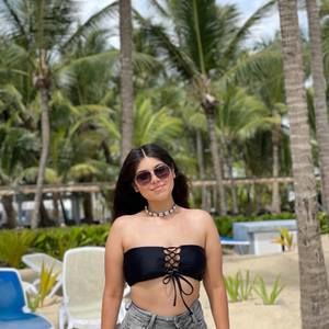 Meet your Posher, Crystal